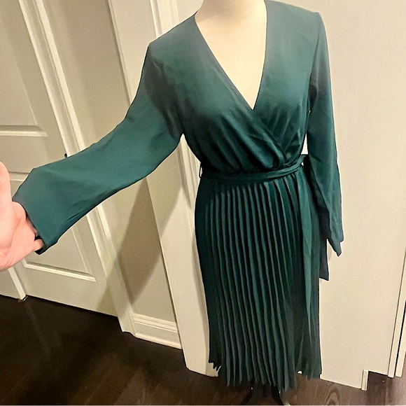 Pretty Little Thing Emerald Green Long Sleeve Pleated Midi Dress - Picture 7 of 16